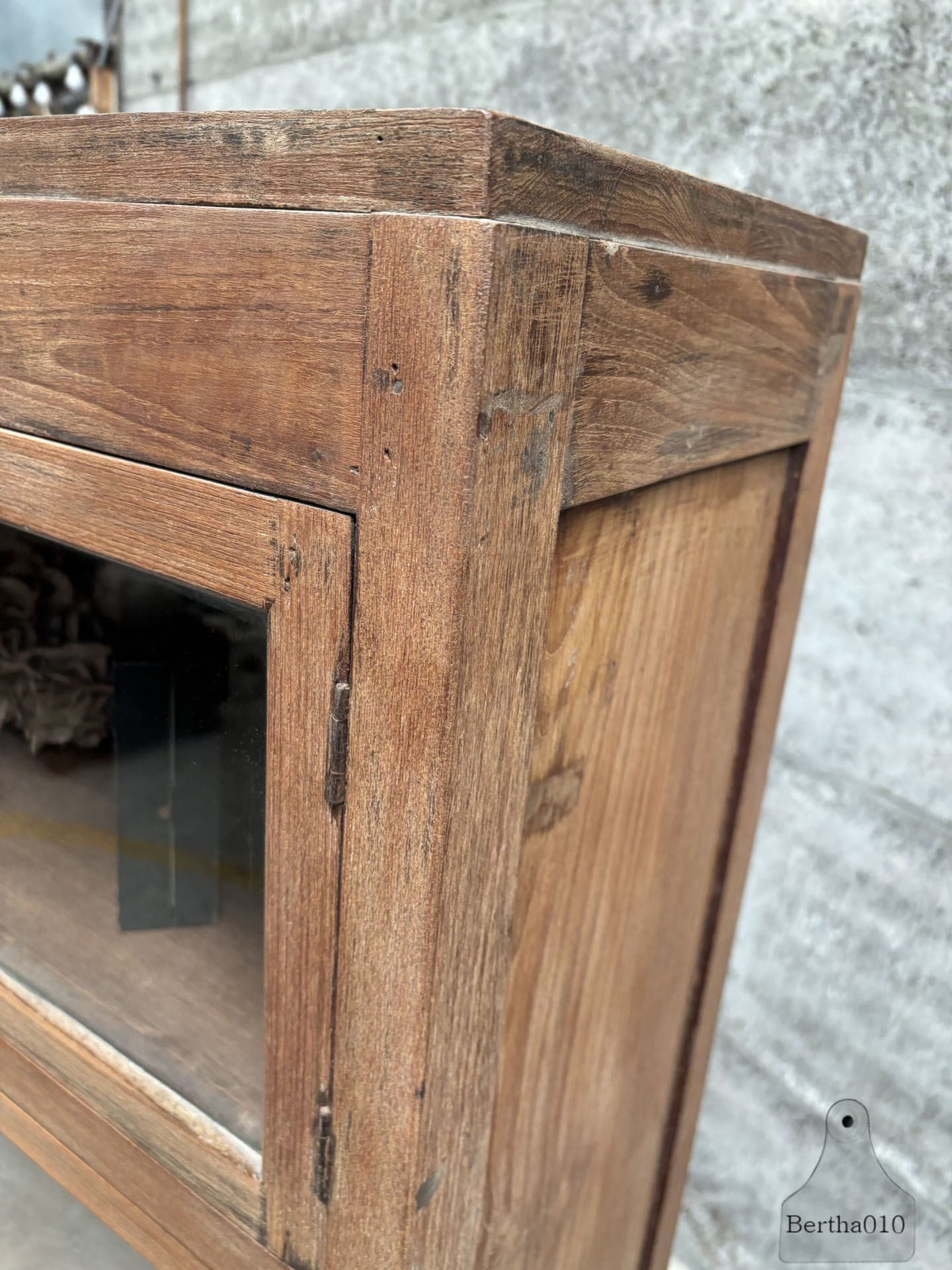 Functionele vitrinekast jaren 20 30 hoog smal en stijlvol 147442