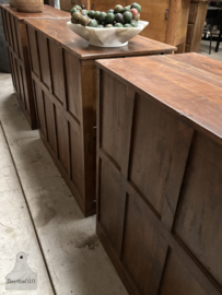 Drie vitrines toonbanken met oud gebobbeld glas en laden 147777