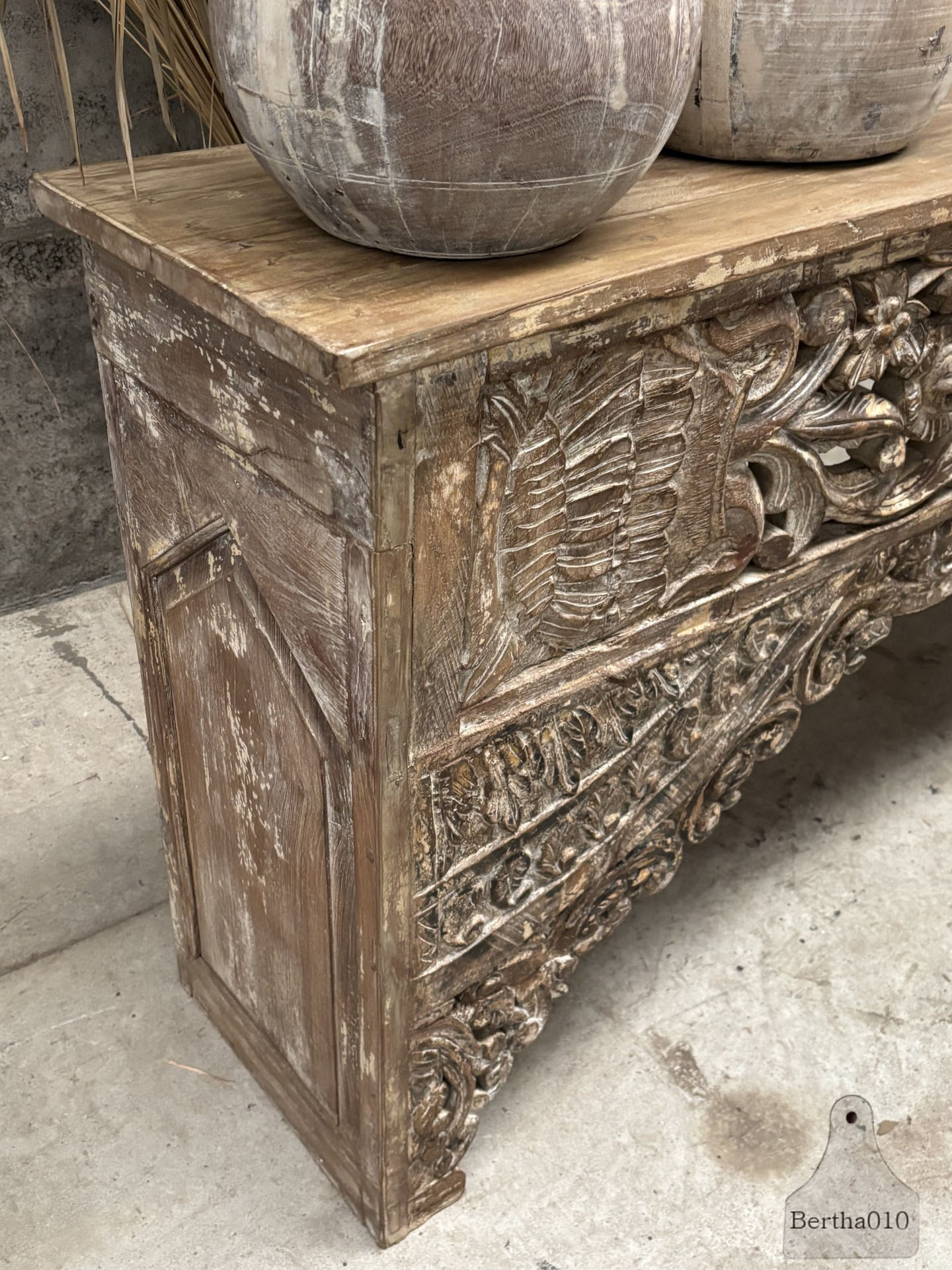 Unieke Oosterse Sidetable eeuwenoud houtsnijwerk met ziel 147409