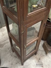 Karaktervolle oude vitrinekast uit museum winkel 148106