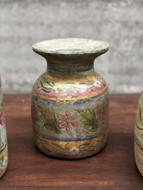 Oude Nepalese houten waterpoten tijdloos erfgoed met ziel 147718 147717 verkocht