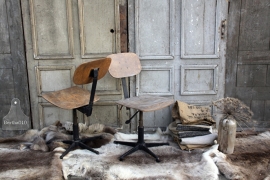 2 oude bureaustoelen (131858, 131859)..verkocht