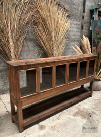 Bijzonder houten winkelmeubel met glazen bakken jaren 20–30 147724 verkocht verkocht Lengte 170 cm