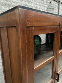 Oude vitrine schoolkasten voor en achterzijde deuren 148184