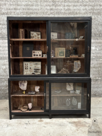 Antieke vitrinekast uit de jaren 20 30 met schuifdeuren 147454