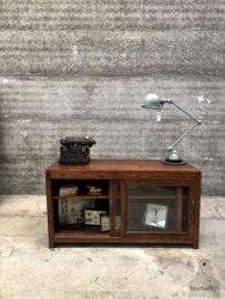 Charmante antieke vitrinedressoir met geschiedenis 147779