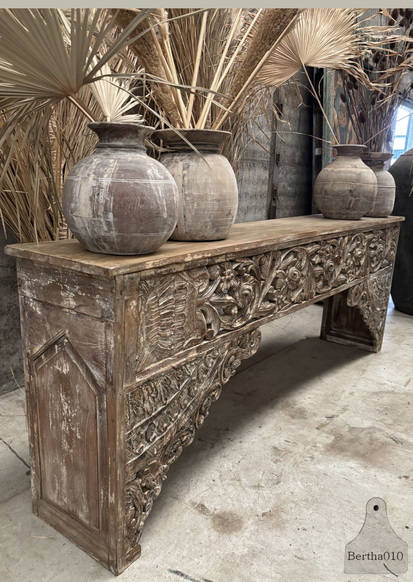 Unieke Oosterse Sidetable eeuwenoud houtsnijwerk met ziel 147409