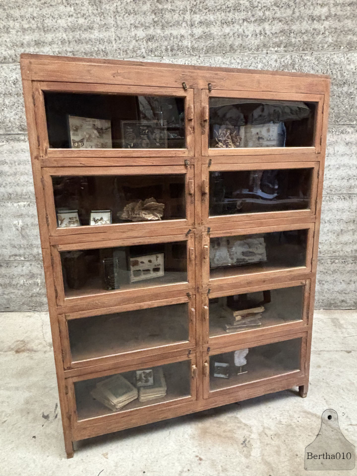 Functionele vitrinekast jaren 20 30 hoog smal en stijlvol 147442