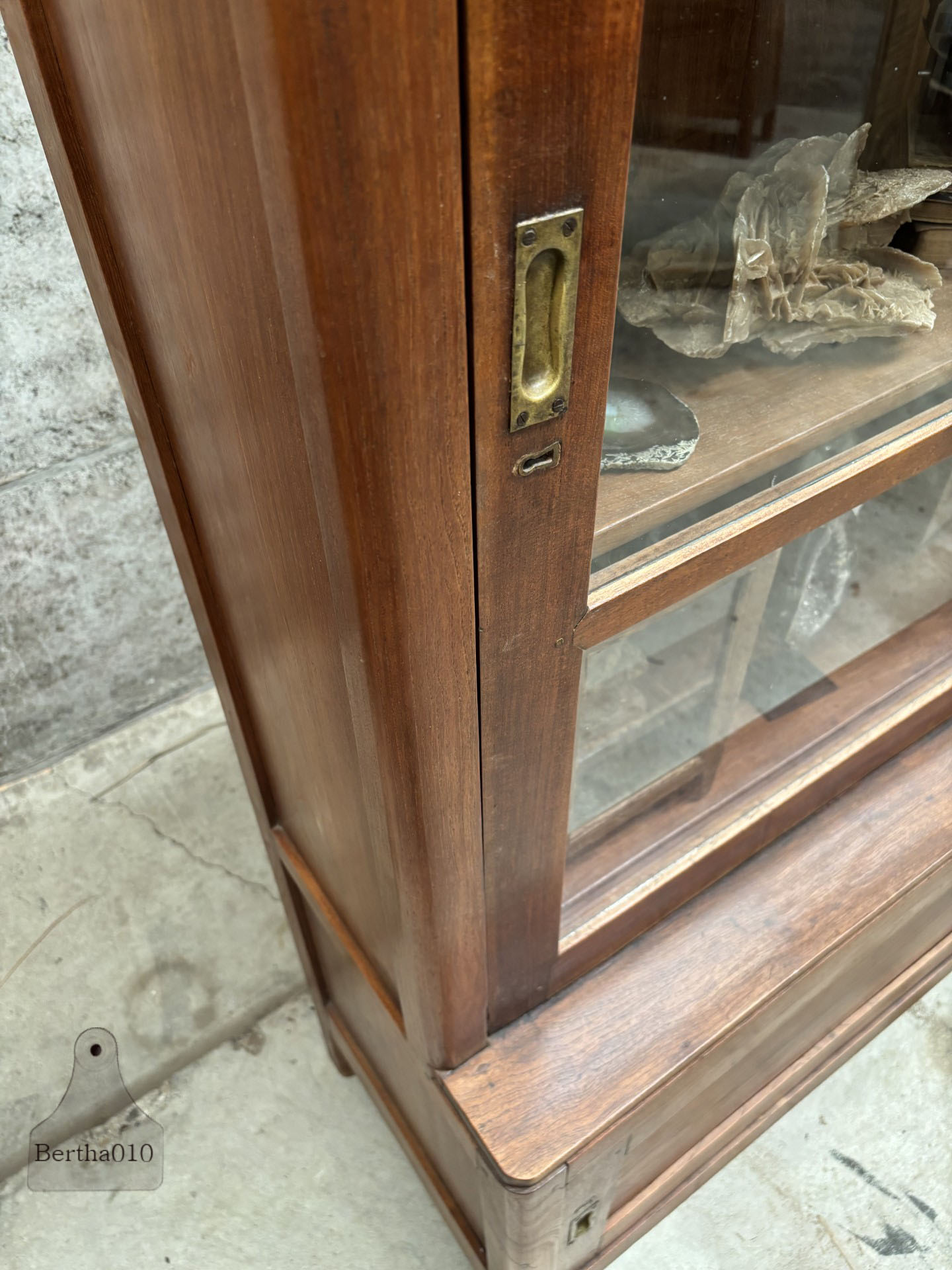 Functionele elegantie uit de jaren 20/30  eikenhouten schuifdeurkast  147610
