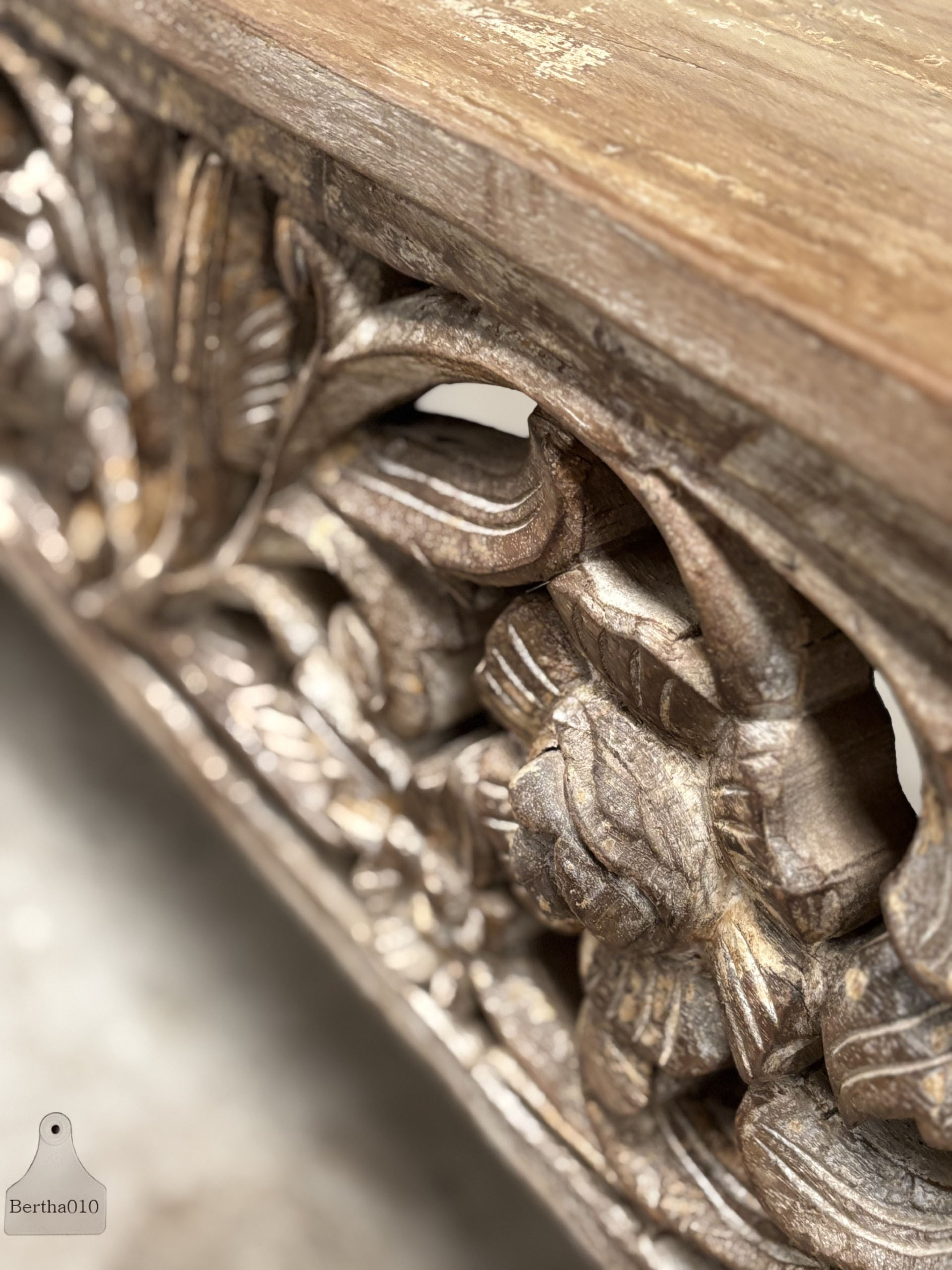 Unieke Oosterse Sidetable eeuwenoud houtsnijwerk met ziel 147409
