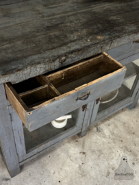 Oude werkbank uit naaiatelier glazen vitrine keukeneiland 147823