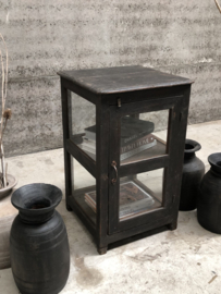 Geleefd vitrinekastje zwart (146040) verkocht