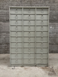 Oude kleppenkast beige/zacht grijs Strafor 30 kleppen (147131)