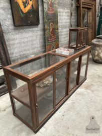 Jaren 20 museumkast een eyecatcher in glas en hout 147840 ..verkocht