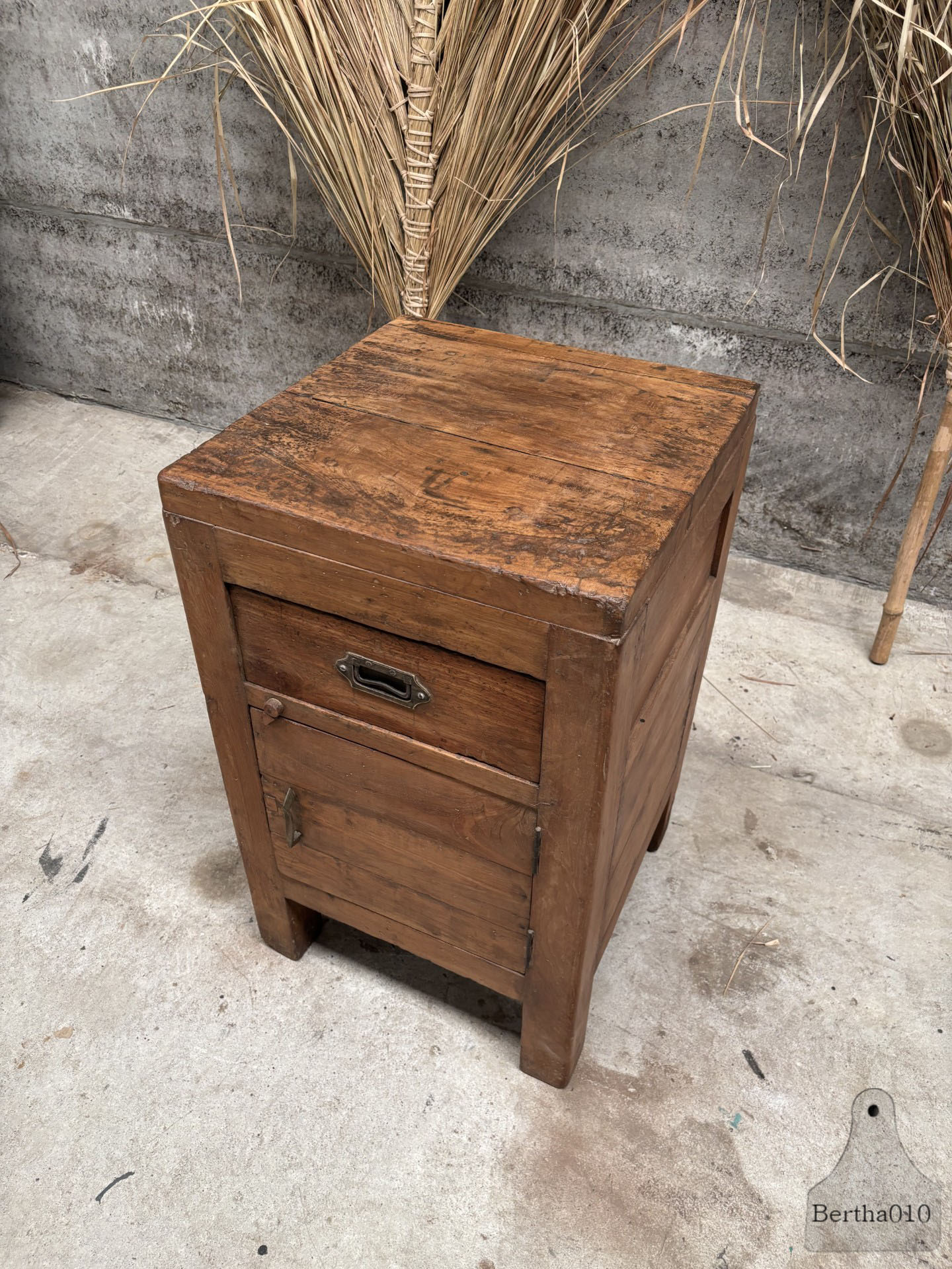 Antiek robuust houten kastje functioneel tijdloos design 147461