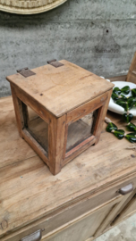 Kleine unieke vitrine met oud gebobbeld glas 147241 verkocht