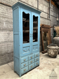 Karaktervolle Engelse hoge vitrinekast  264 cm ca 1920 147890