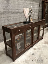 Karaktervolle oude winkeltoonbank  vitrinekast glazen blad jaren 20 40 147863