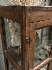 Karaktervolle oude vitrinekast uit museum winkel 148106