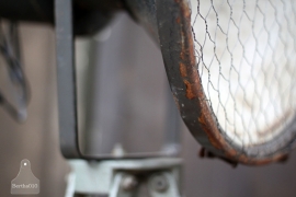Oude fabriekslamp op houten statief (131937) verkocht