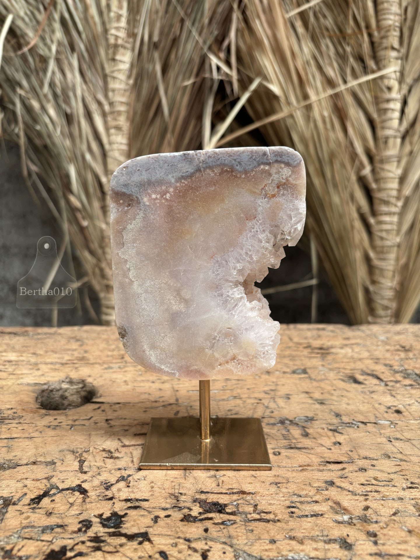 Roze amethist op gouden standaard 147389d hoogte 16 cm