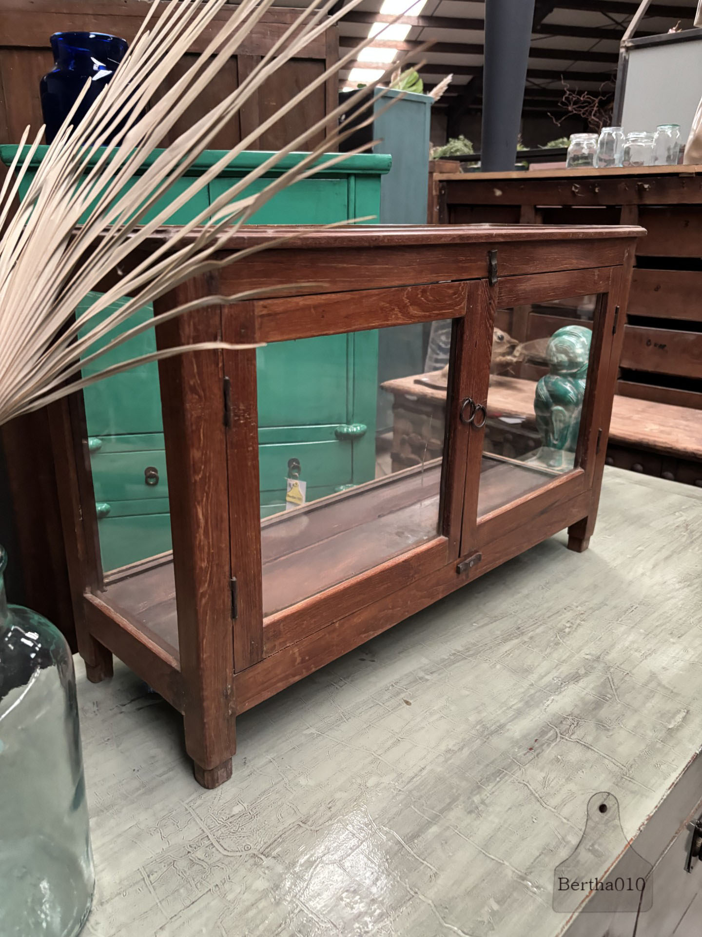 Jaren 20 houten glazen vitrine uit museum 147415