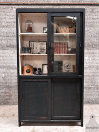 Historisch statement-piece, monumentale Bauhaus kast, hoog (249 cm) en slank (40 cm) 148039