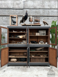 Hoge oude schoolkast (146498)....verkocht
