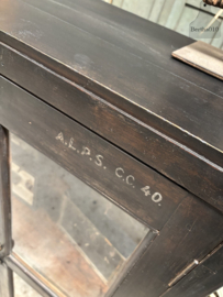 Twee dezelfde jaren 30 40 vitrinekasten met originele details en karakter 148086 148096