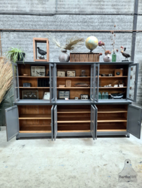 Oude schoolkast hoog en smal in twee delen (146849) 306 cm lengte verkocht