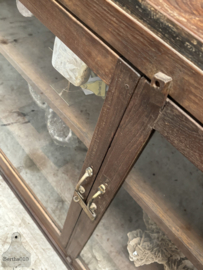 Karaktervolle vitrine uit antieke winkelinrichting 147848 verkocht