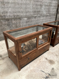 2 antieke winkelvitrine met schuifdeuren en lades 147751