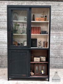 Historisch statement-piece, monumentale Bauhaus kast, hoog (249 cm) en slank (40 cm) 148039