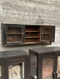 Historisch apothekers winkel hangvitrine 148185  lengte 153 cm