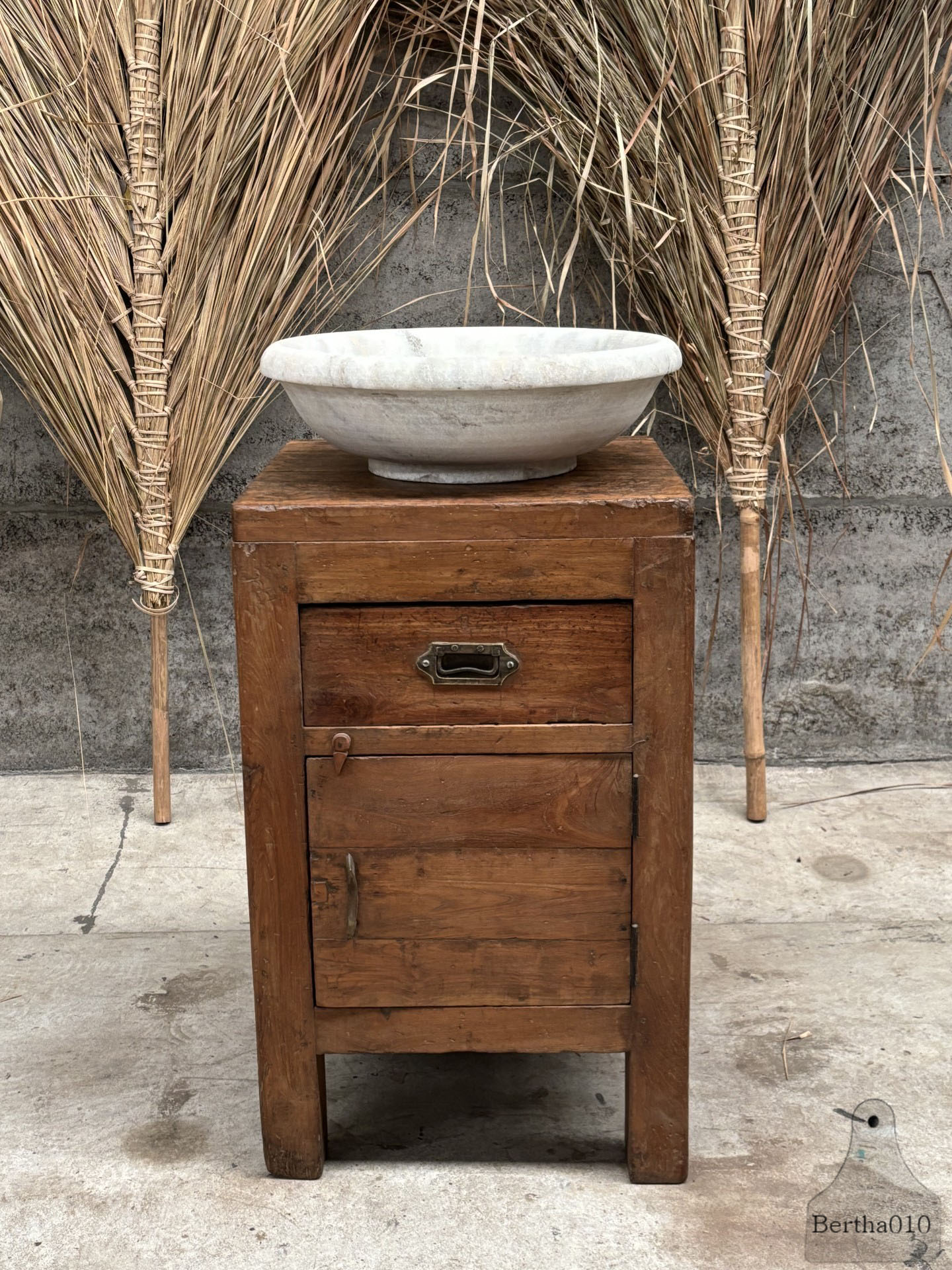 Antiek robuust houten kastje functioneel tijdloos design 147461