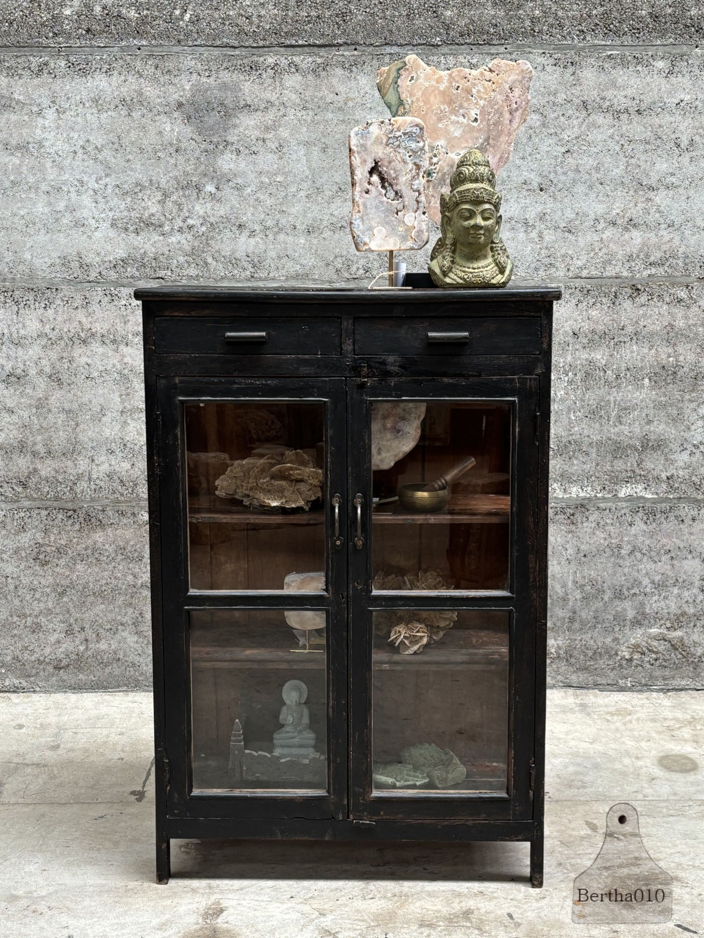 Smalle houten vitrinekast uit de jaren 1920-30  (147455)