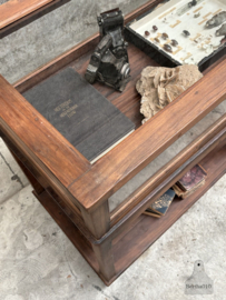 Jaren 30, 40 museumkast vitrine 148114