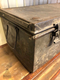Oude ijzeren kist (140886) verkocht