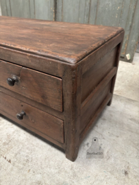 Lage antieke ladekast met karakter en patina 148109