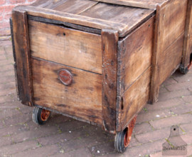 Oude kist op wielen(133528)...verkocht