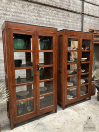 Oude vitrine schoolkasten voor en achterzijde deuren 148184
