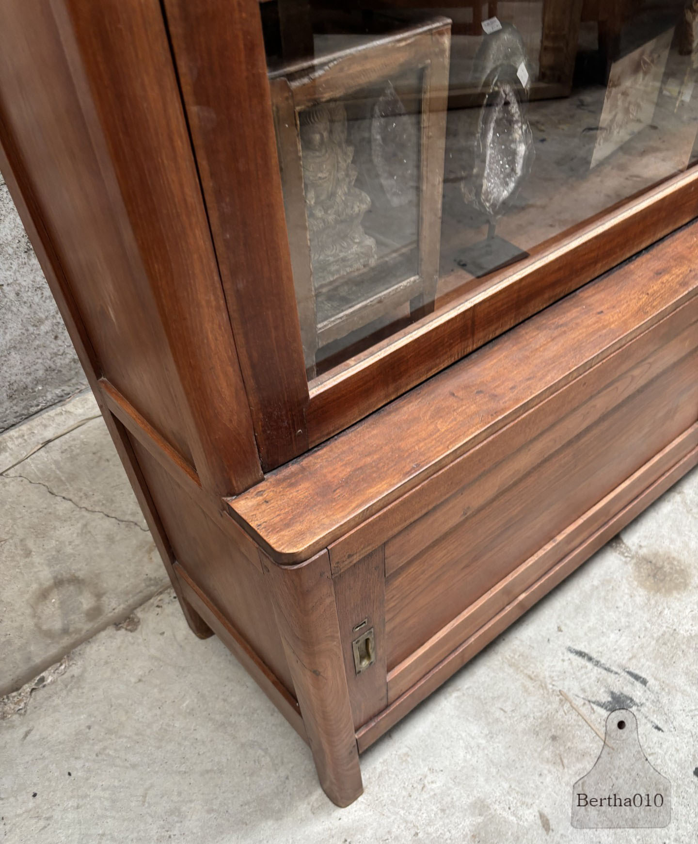 Functionele elegantie uit de jaren 20/30  eikenhouten schuifdeurkast  147610