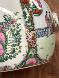 Handbeschilderde Famille Rose Gemberpot op handgesneden sokkel 147972