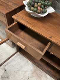 Drie vitrines toonbanken met oud gebobbeld glas en laden 147777