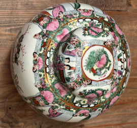 Handbeschilderde Famille Rose Gemberpot op handgesneden sokkel 147972