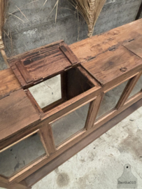 Bijzonder houten winkelmeubel met glazen bakken jaren 20–30 147724 verkocht verkocht Lengte 170 cm