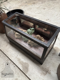 Antieke winkelvitrine met laden 148077