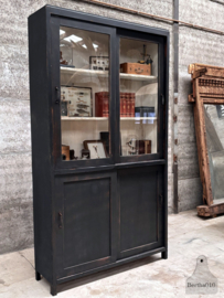 Historisch statement-piece, monumentale Bauhaus kast, hoog (249 cm) en slank (40 cm) 148039