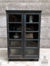 Vitrinekast prachtig blauw patina (146070) verkocht