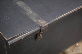 Oude geleefde kist op wielen,  zwart (137004) Verkocht